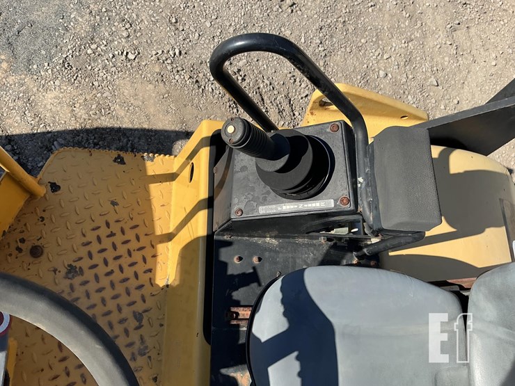 2010-caterpillar-cb34xw-image-11