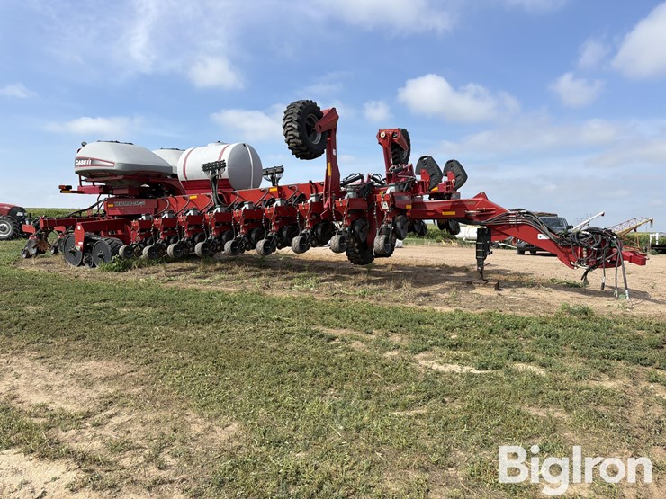 2015-titan-yieldtrac-tm24r-30-precision-tracked-planter-image-1