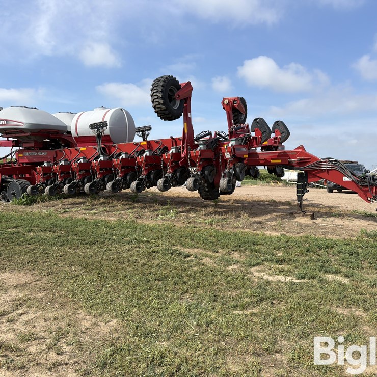 2015 Titan Yieldtrac TM24R-30 Precision Tracked Planter