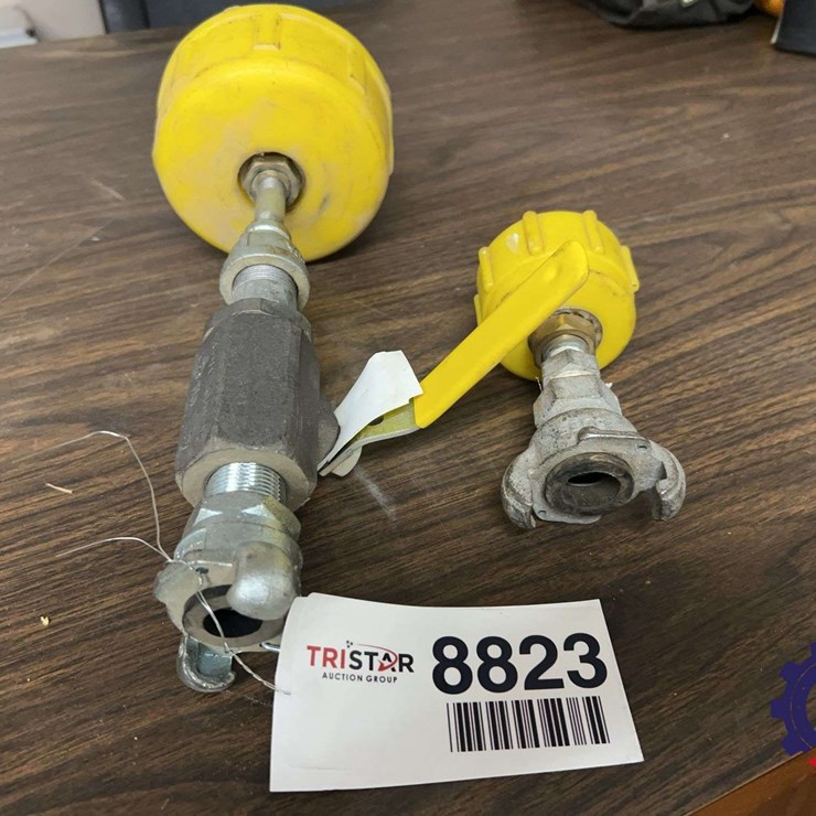 Pipe valve test head with threaded cap and valve assembly
