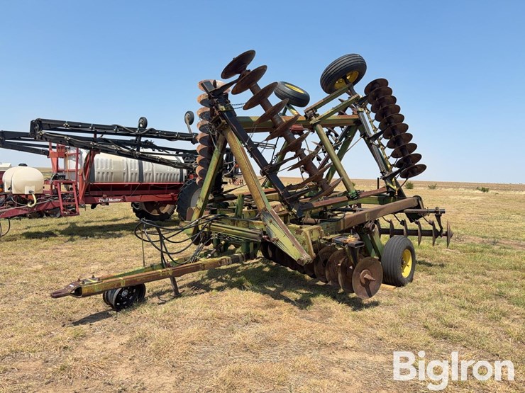 john-deere-330-image-1