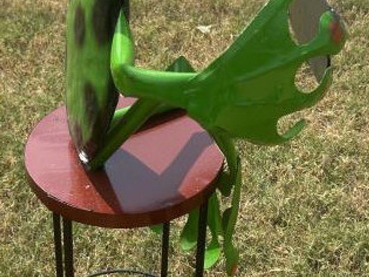 #153-•-metal-art---frog-sitting-on-stool-welcome-sign-image-2