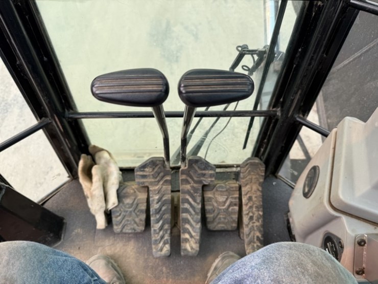 2013-caterpillar-568-image-31