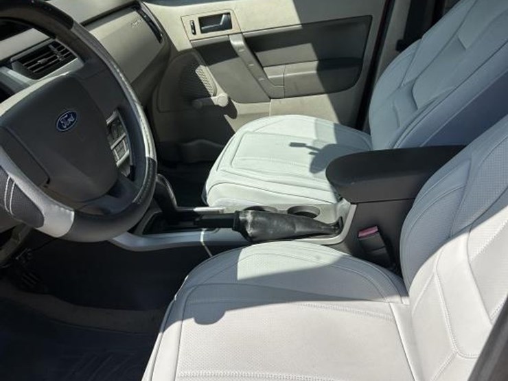 #215-•-2010-ford-focus-image-8