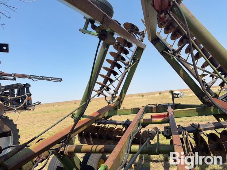 john-deere-330-image-19