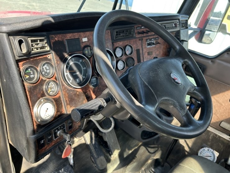 2005-kenworth-w900-image-21