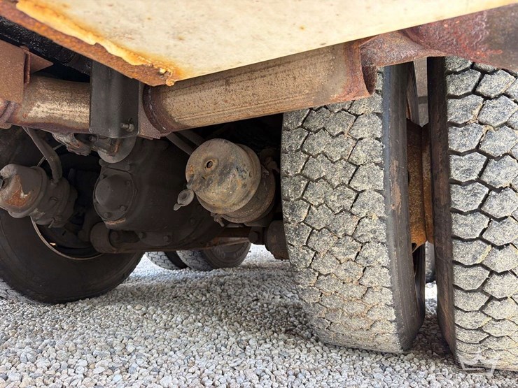 2011-freightliner-m2-106-image-22