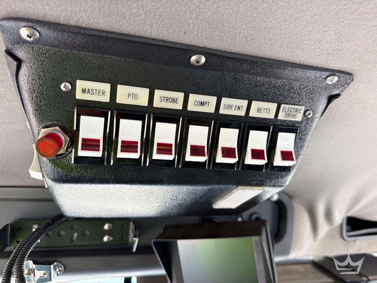 2011-freightliner-m2-106-image-10