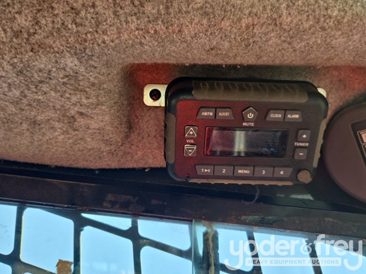 2019-deere-324g-image-28