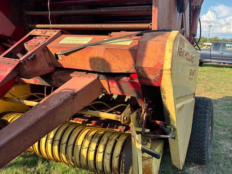 new-holland-845-image-3