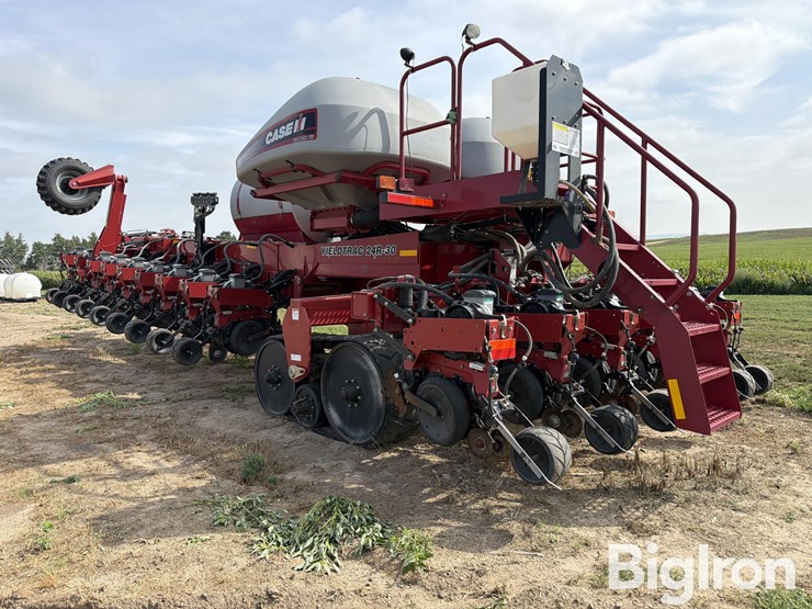 2015-titan-yieldtrac-tm24r-30-precision-tracked-planter-image-5