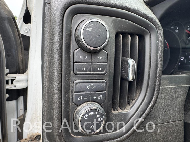 2022-chevrolet-3500-image-24