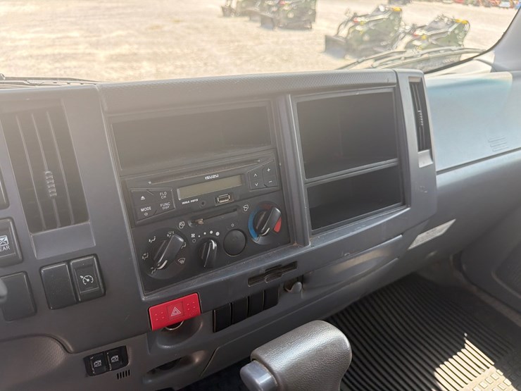2016-isuzu-npr-image-14