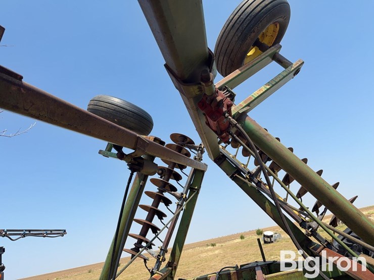 john-deere-330-image-20