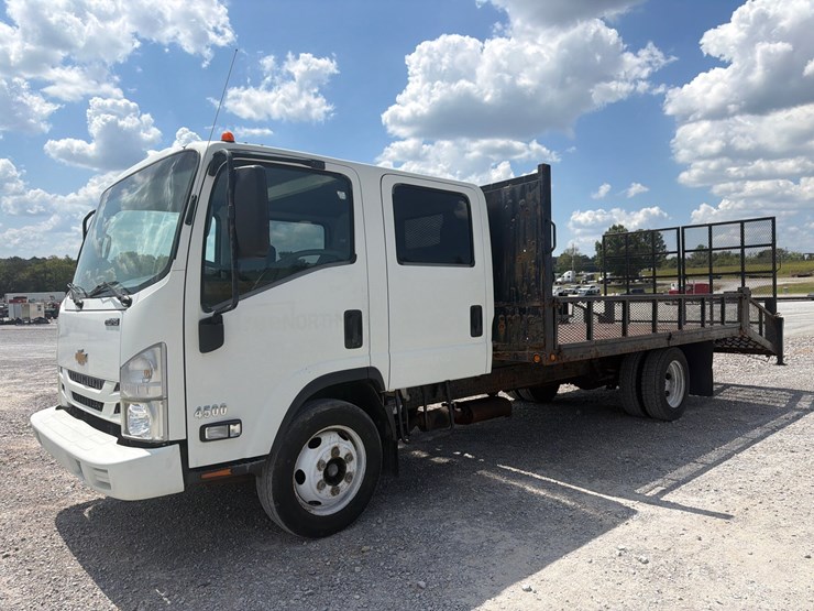 2016-isuzu-npr-image-1