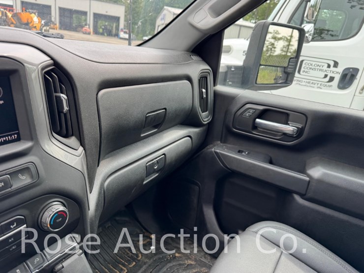 2022-chevrolet-3500-image-31