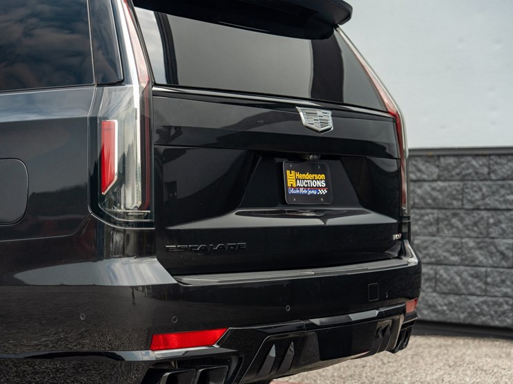 2024-cadillac-escalade-esv-image-16