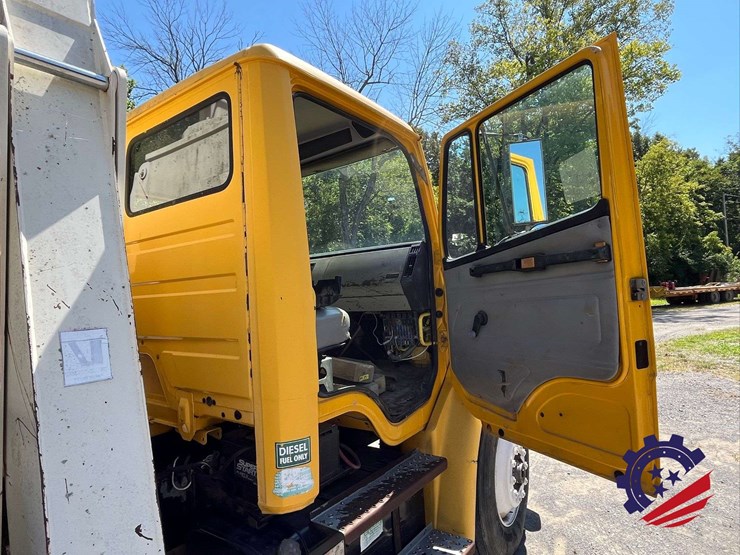 1999-freightliner-fl70-image-63