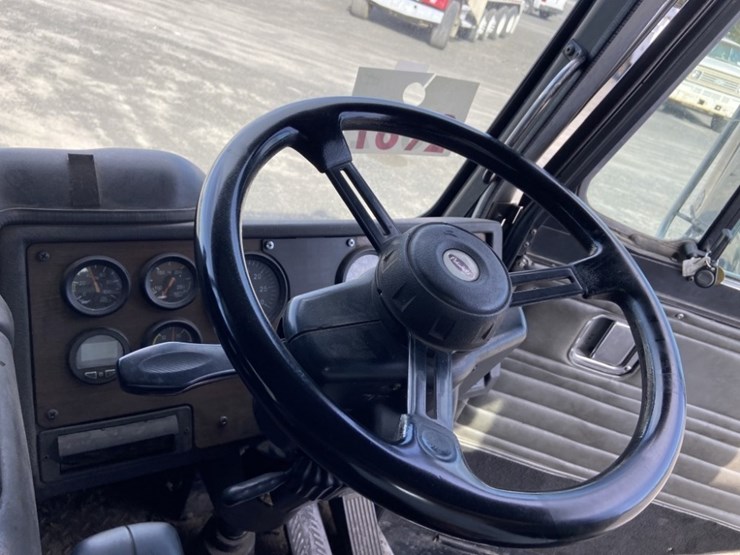 2012-peterbilt-320-image-19