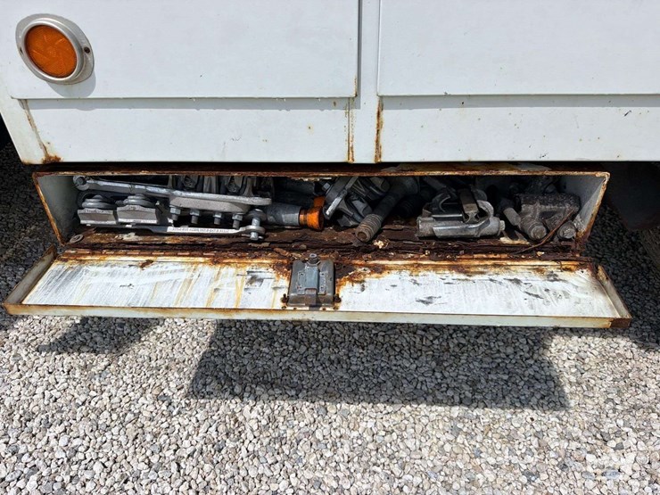 2011-freightliner-m2-106-image-37