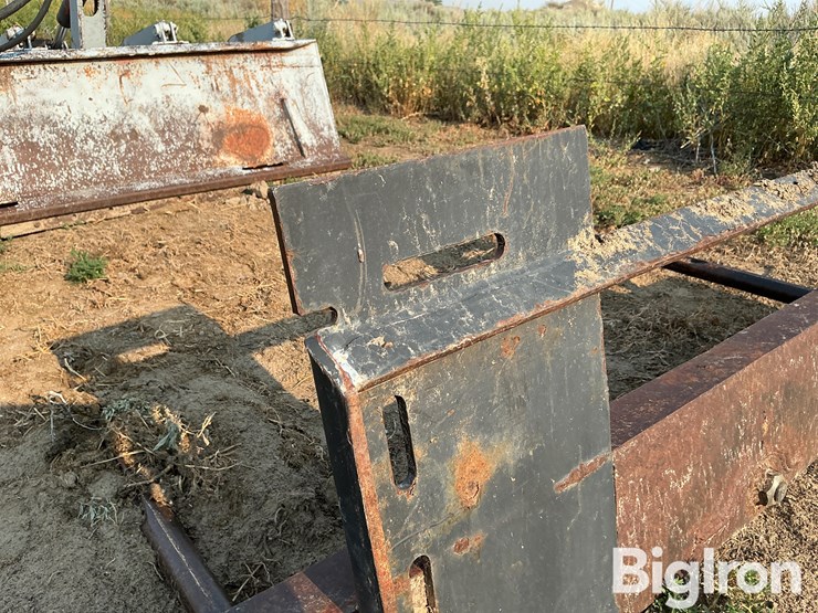 skid-steer-bale-spear-attachment-image-9