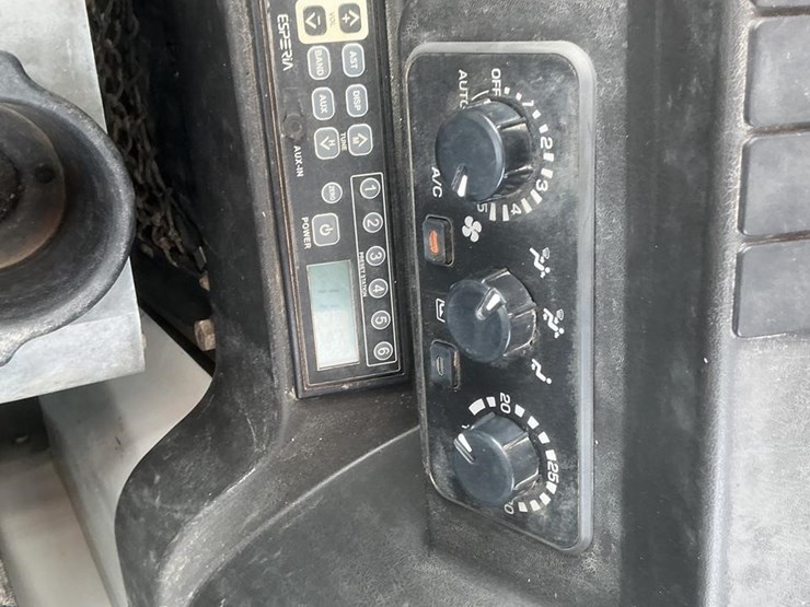 2015-takeuchi-tb290-image-16