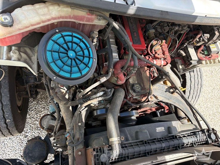 2011-freightliner-m2-106-image-18