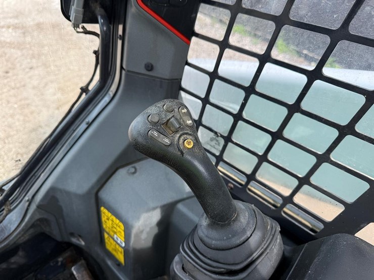 2022-bobcat-t76-image-24
