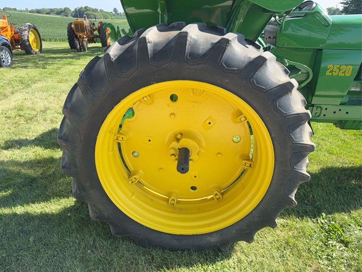 john-deere-2520-image-17