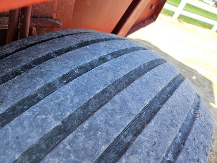 hesston-550-image-36