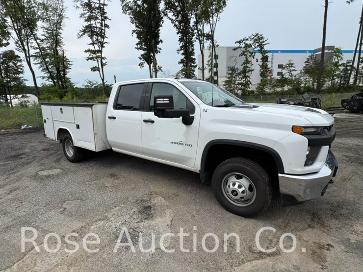 2022-chevrolet-3500-image-3