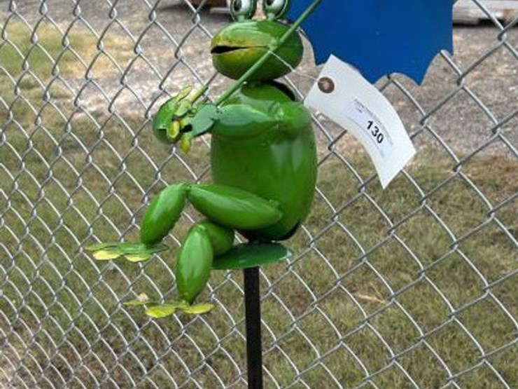 #130-•-metal-art---frog-w/umbrella-&-flowers-on-image-2