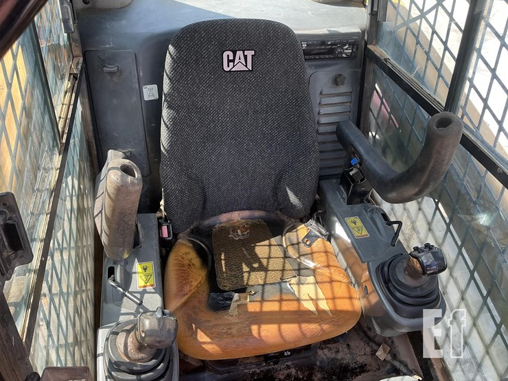 2015-caterpillar-259d-image-14