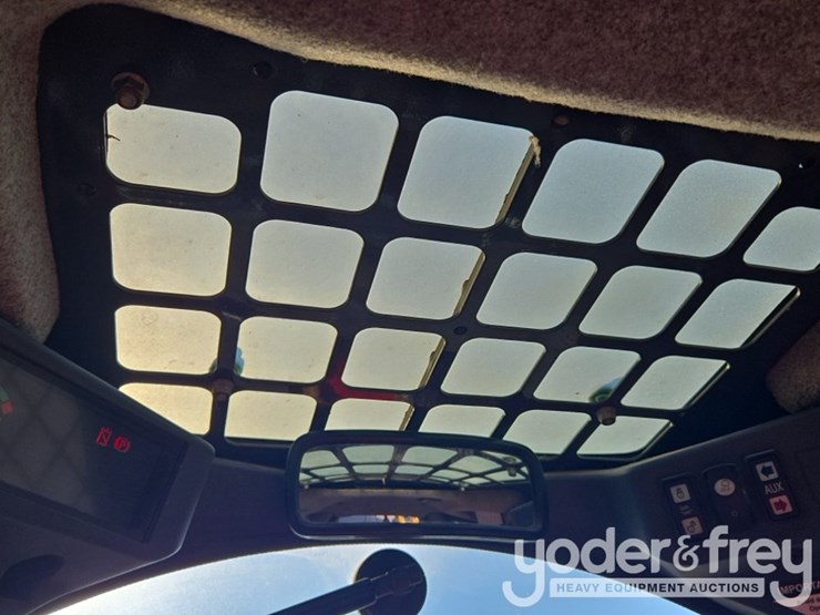 2019-deere-324g-image-32