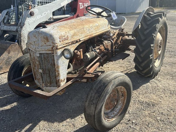 ford-tractor-image-1