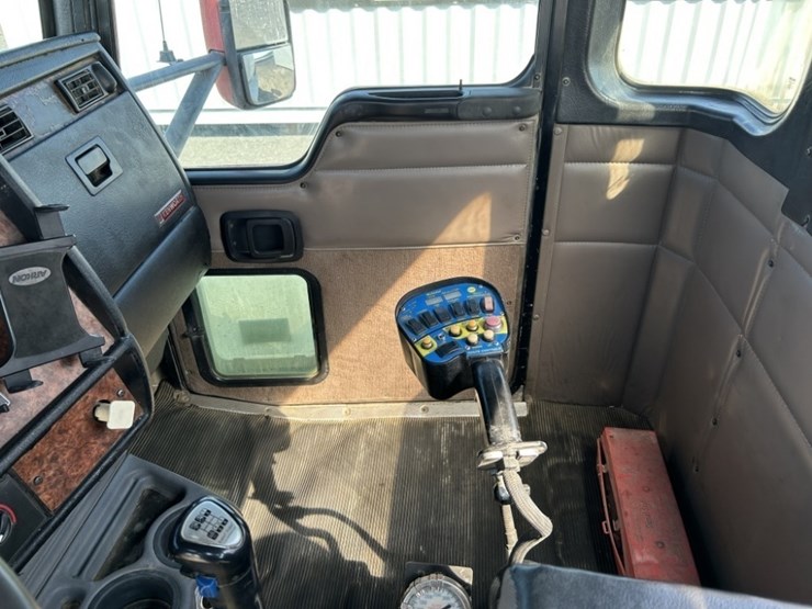 2005-kenworth-w900-image-13
