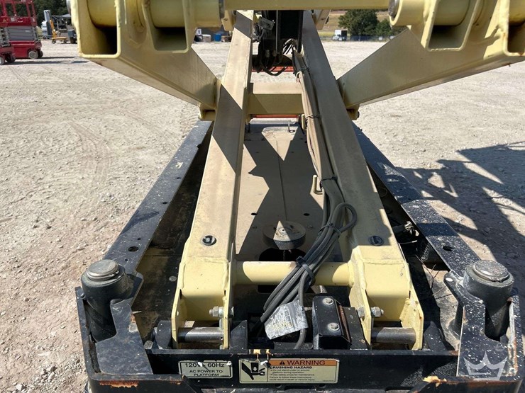 jlg-scissor-lift-image-11