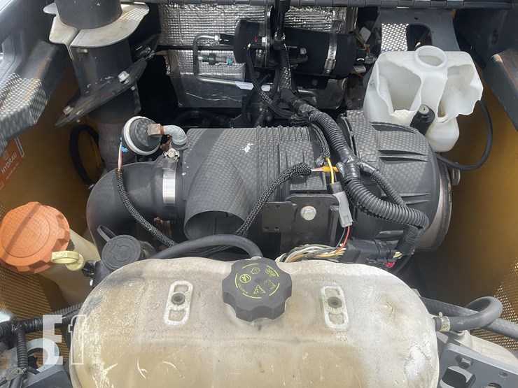 2016-deere-318e-image-16