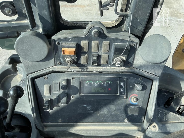 2010-deere-310j-image-15