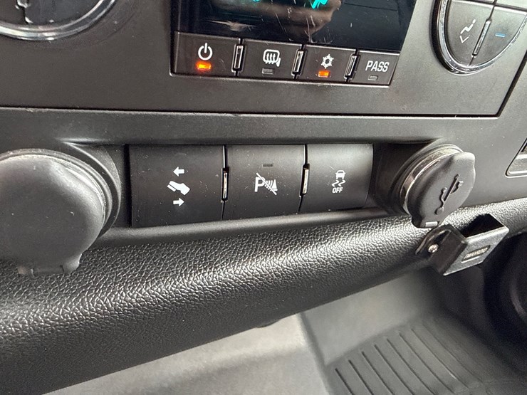2013-chevrolet-silverado-1500-image-19