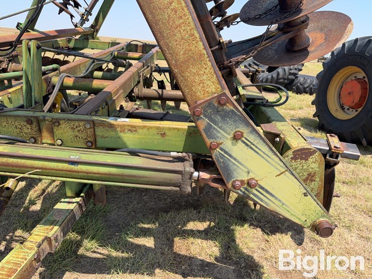 john-deere-330-image-10