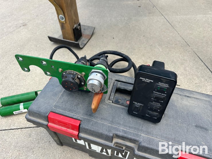 2009-john-deere-1770nt-image-16