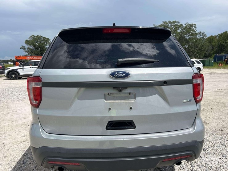 2017-ford-explorer-image-25