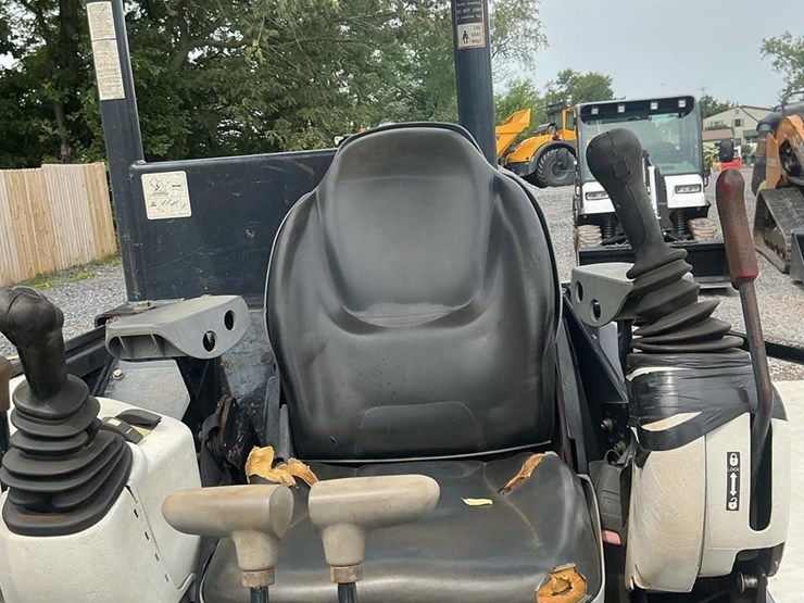 2016-deere-35g-image-13
