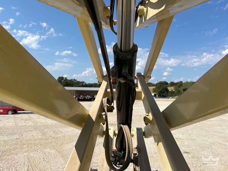 jlg-scissor-lift-image-10