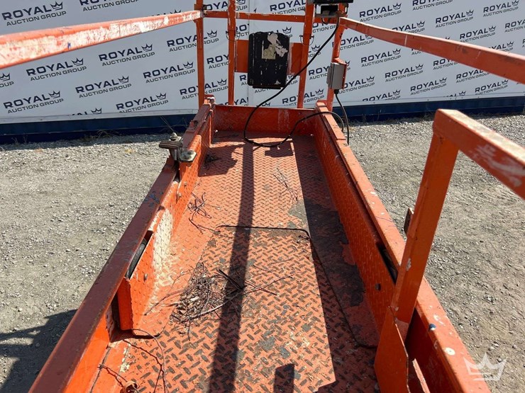 jlg-scissor-lift-image-14