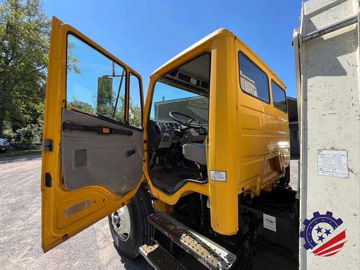 1999-freightliner-fl70-image-70