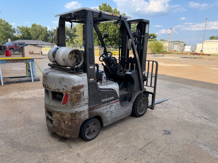 nissan-4400-warehouse-pallet-forklift-image-3