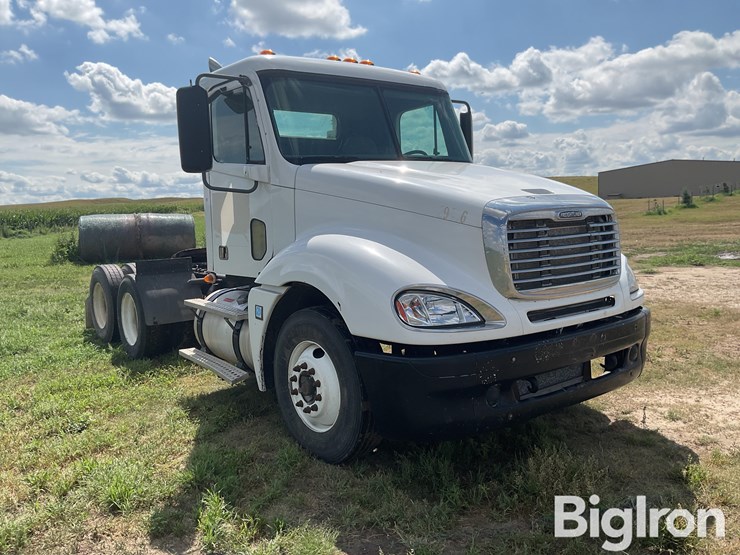 2007-freightliner-columbia-120-image-3