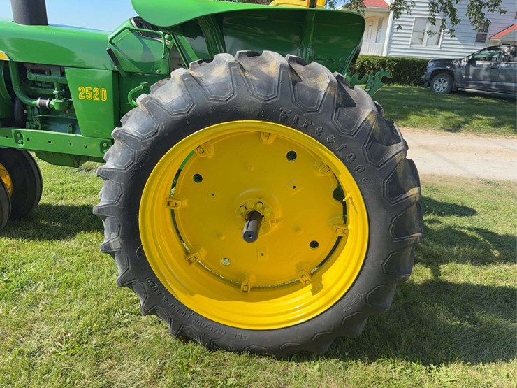 john-deere-2520-image-15